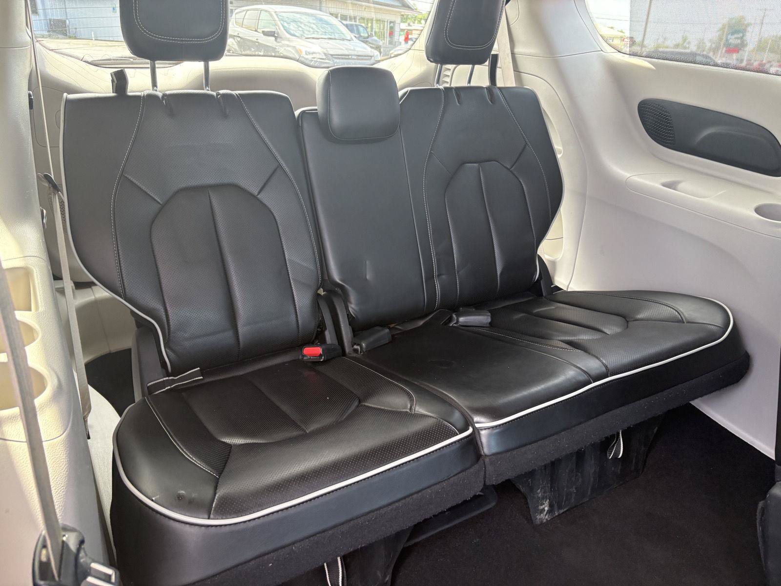Used 2023 Chrysler Pacifica Limited FWD image 17