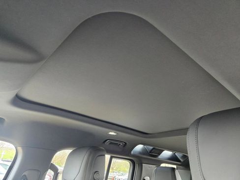 Used 2024 Land Rover Defender 110 SE image 21