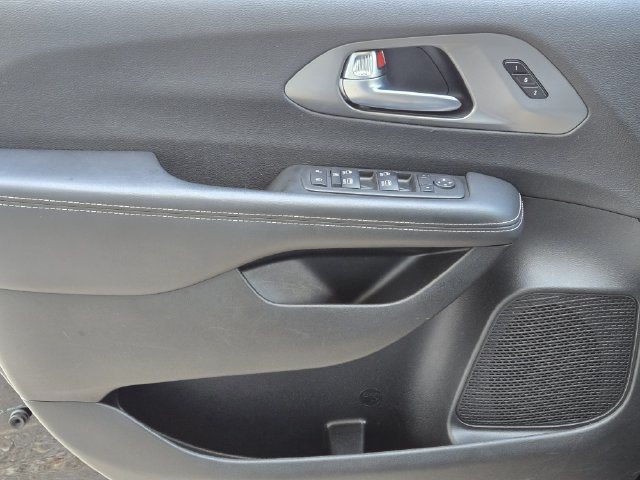 Certified 2025 Chrysler Pacifica Select FWD image 22