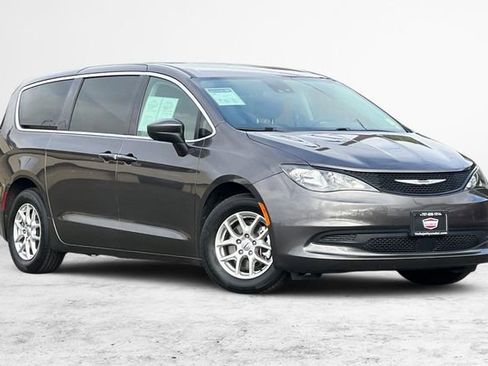 Used 2023 Chrysler Voyager LX FWD image 2