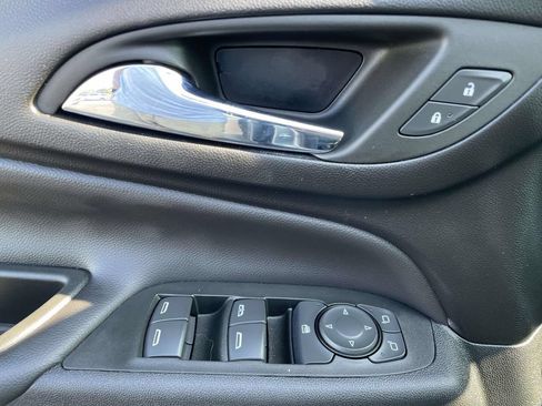 Used 2023 Chevrolet Equinox LT FWD image 18