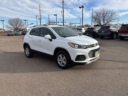 Used 2022 Chevrolet Trax LT w/ LT Convenience Package image 7