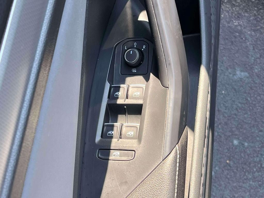 Used 2025 Volkswagen Jetta SE FWD image 23