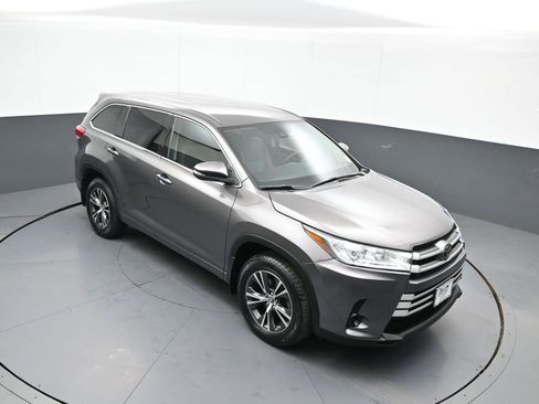 Used 2017 Toyota Highlander LE image 36