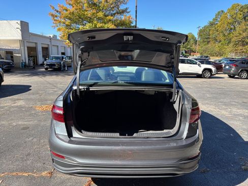 Used 2025 Volkswagen Jetta SE image 31