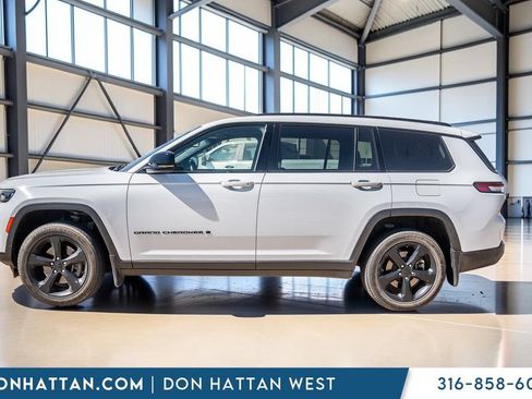 Used 2023 Jeep Grand Cherokee L Laredo AWD/4WD image 2