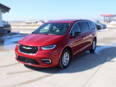 Used 2025 Chrysler Pacifica Select