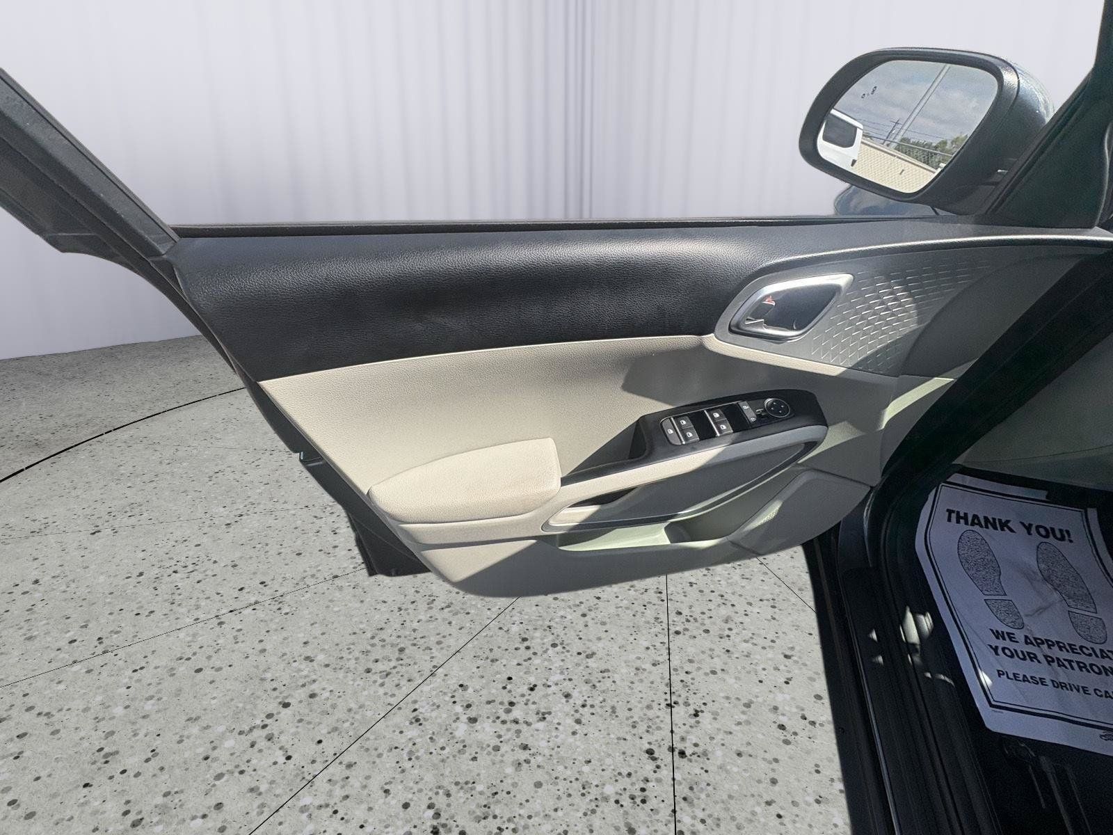 Used 2025 Kia Soul LX FWD image 22