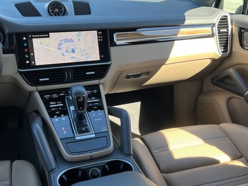 Certified 2022 Porsche Cayenne Platinum Edition image 26