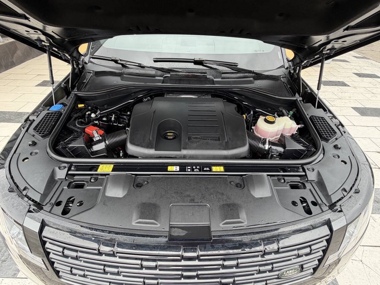 Used 2025 Land Rover Range Rover SE AWD/4WD image 17