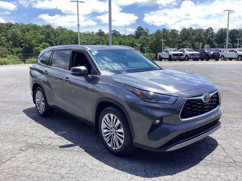 Used 2024 Toyota Highlander Platinum FWD image 1