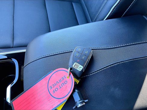 Used 2025 Buick Enclave Preferred image 11