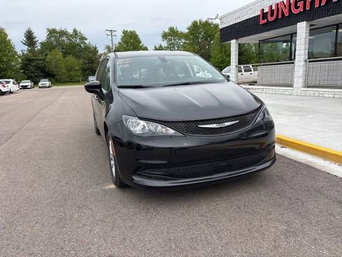 Used 2022 Chrysler Voyager LX FWD image 4
