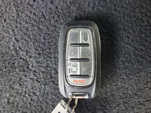 Certified 2024 Chrysler Pacifica Touring-L image 33