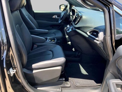 Used 2025 Chrysler Pacifica Select FWD image 9