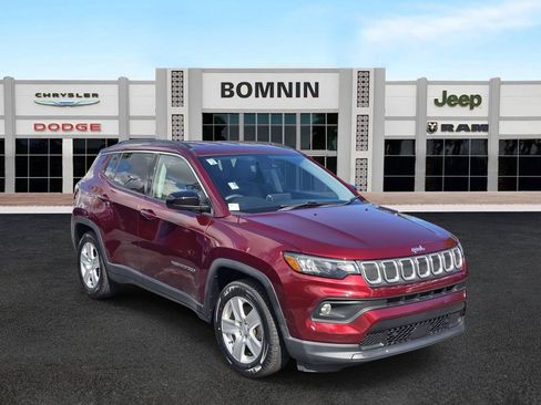 Used 2022 Jeep Compass Latitude image 2