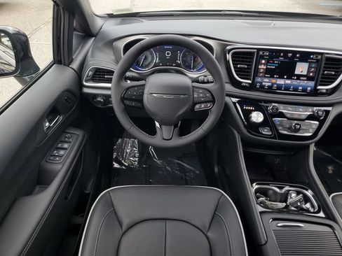 New 2027 Chrysler Pacifica Limited FWD image 16