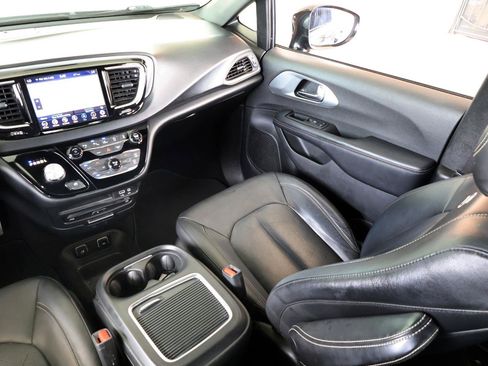 Used 2019 Chrysler Pacifica Touring-L Plus w/ Advanced Safetytec Group FWD image 18
