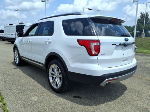 Used 2017 Ford Explorer XLT w/ Equipment Group 201A AWD/4WD image 4