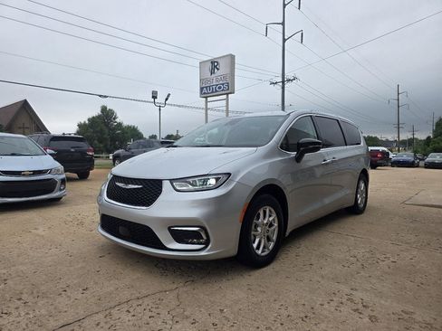 Used 2024 Chrysler Pacifica Touring-L FWD image 3