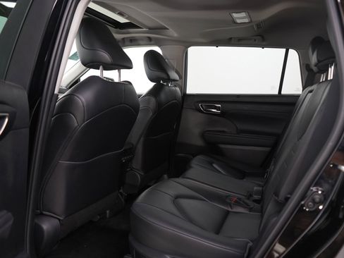 Used 2023 Toyota Highlander XLE AWD/4WD image 18