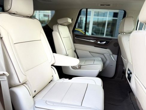 Used 2021 GMC Yukon Denali w/ Denali Premium Package image 17