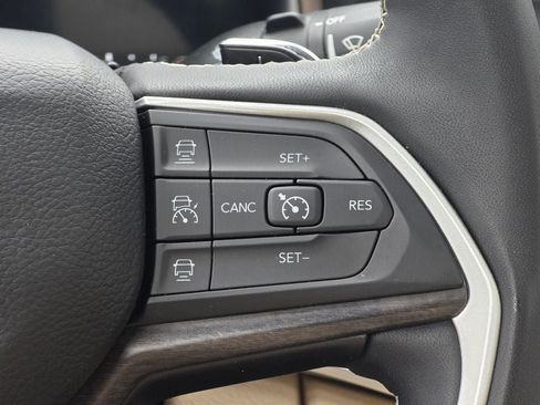 Used 2023 Jeep Grand Cherokee Limited AWD/4WD image 21