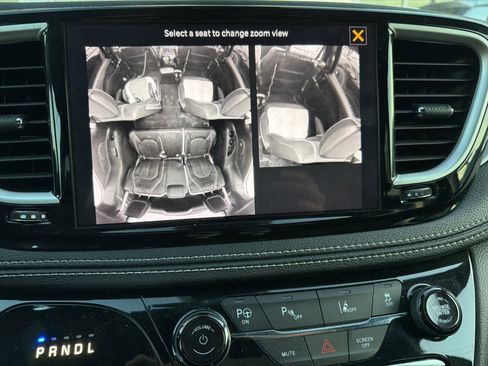 Used 2023 Chrysler Pacifica Touring-L w/ Uconnect Theater Family Group image 9