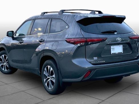Used 2025 Toyota Highlander XLE FWD image 11