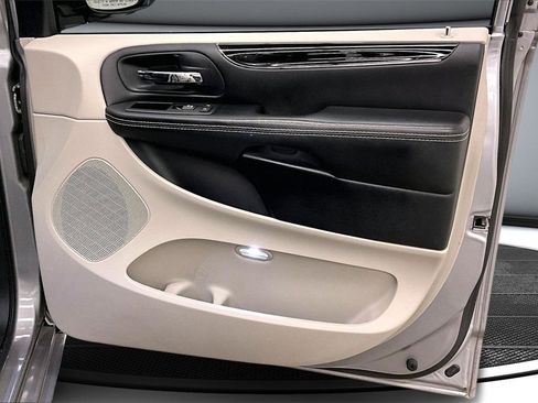 Used 2016 Dodge Grand Caravan SXT image 29