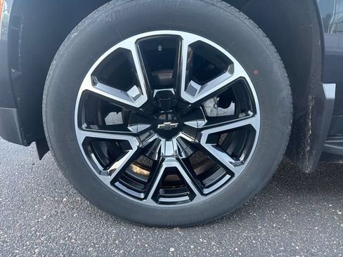 Used 2025 Chevrolet Suburban RST w/ Comfort Package AWD/4WD image 32