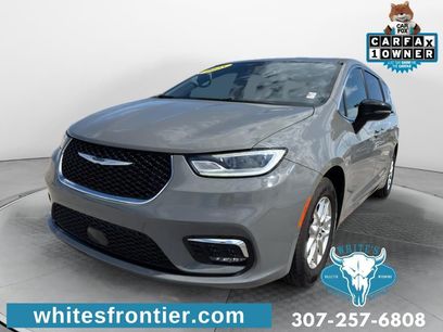Used 2025 Chrysler Pacifica Select