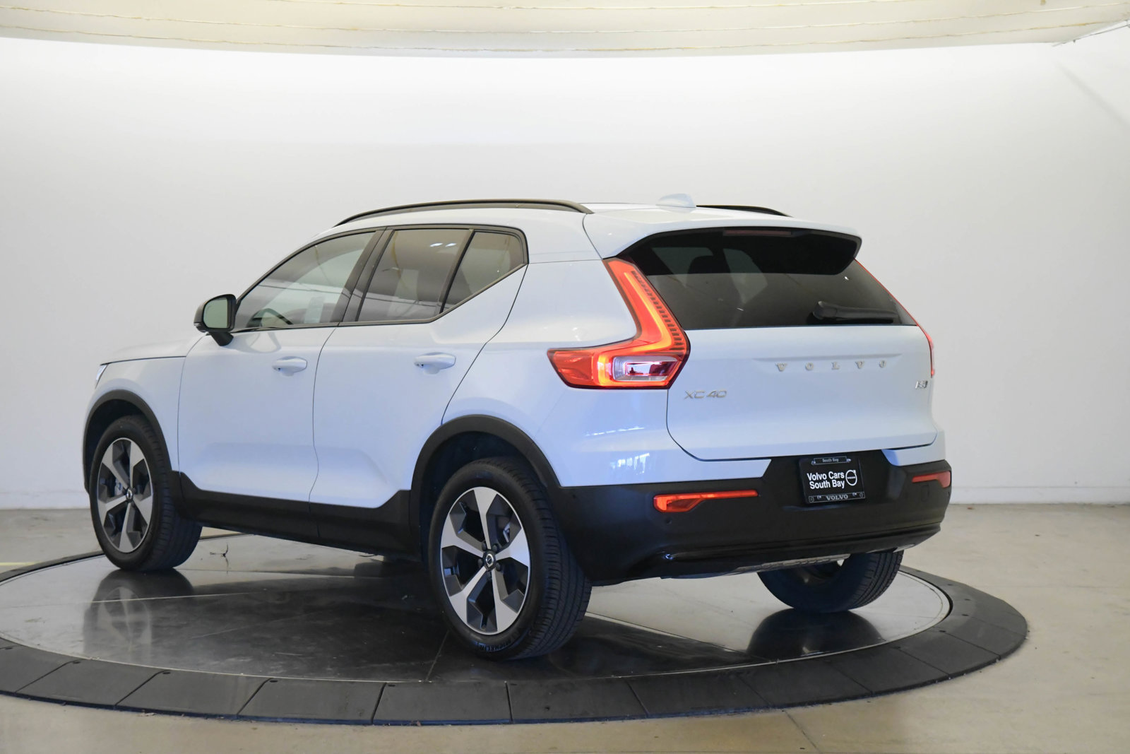 Used 2026 Volvo XC40 B5 Plus w/ Protection Package Premier AWD/4WD image 2
