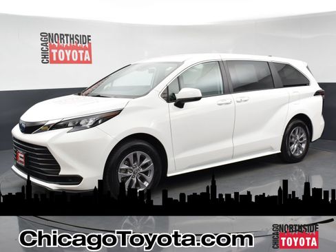 Used 2024 Toyota Sienna LE image 1