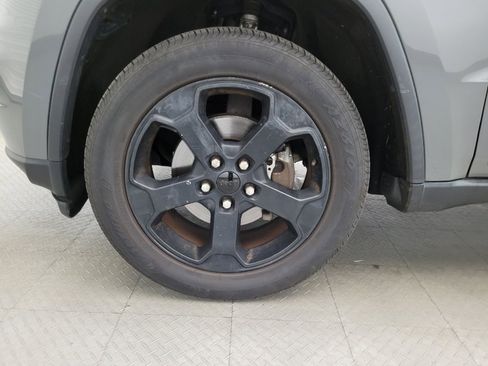 Used 2019 Jeep Grand Cherokee Laredo image 31