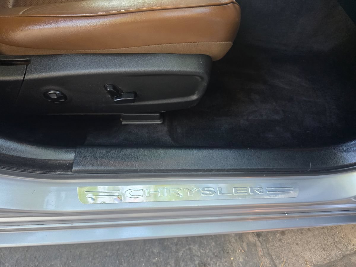 Used 2018 Chrysler 300 Limited RWD image 35