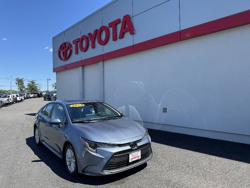 Used 2024 Toyota Corolla LE w/ LE Convenience Package FWD image 1