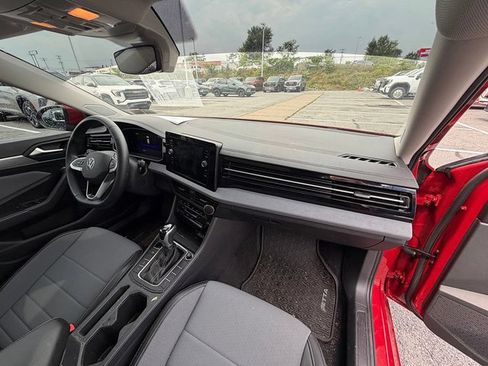Used 2025 Volkswagen Jetta SE FWD image 23
