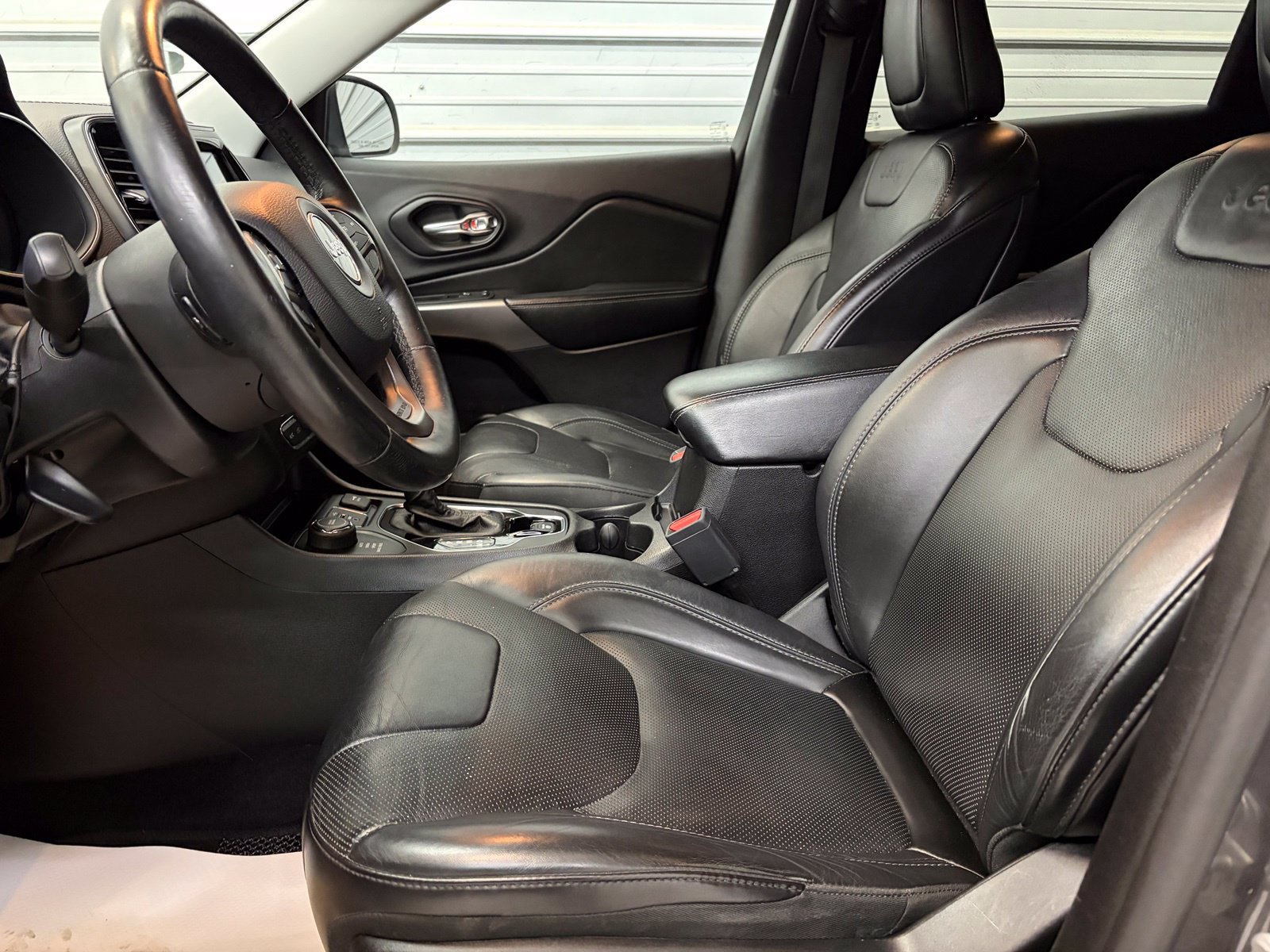 Used 2019 Jeep Cherokee Limited AWD/4WD image 10