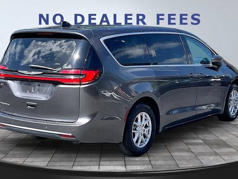 Used 2023 Chrysler Pacifica Touring-L FWD image 6