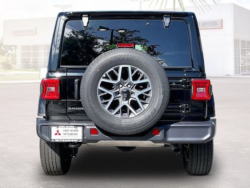 Used 2025 Jeep Wrangler Unlimited Sahara AWD/4WD image 16