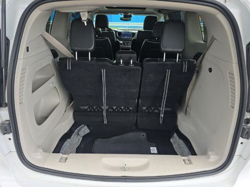 Used 2023 Chrysler Pacifica Limited FWD image 5