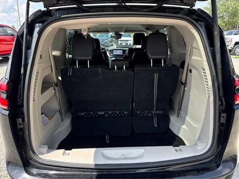 Used 2023 Chrysler Pacifica Touring-L FWD image 12