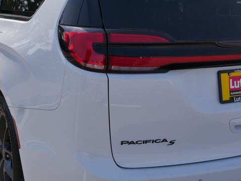 Used 2025 Chrysler Pacifica Limited FWD image 17