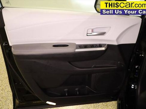 Used 2025 Toyota Sienna XLE image 31
