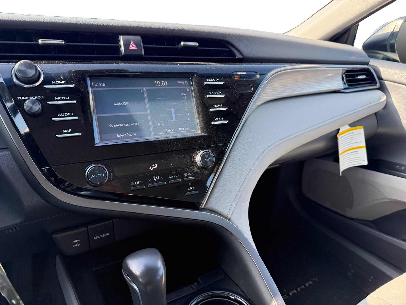 Used 2019 Toyota Camry SE w/ Carpet Mat Package FWD image 12