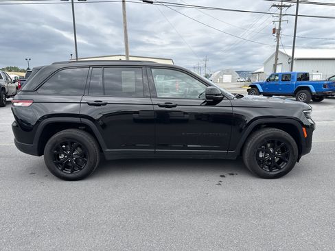 Used 2025 Jeep Grand Cherokee Altitude AWD/4WD image 4
