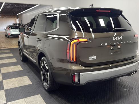 Used 2024 Kia Telluride EX w/ EX Captain's Chair Package AWD/4WD image 17