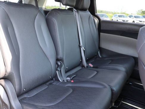 Used 2026 Kia Carnival FWD image 16