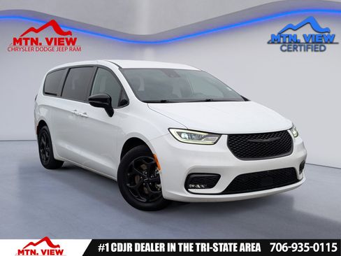 Used 2024 Chrysler Pacifica Select image 1